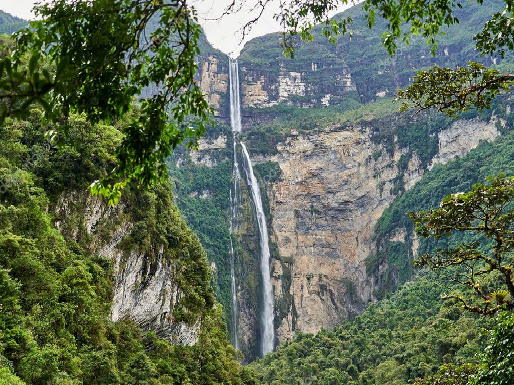 Impresionante vista de la catarata Gocta en Chachapoyas - Perú.