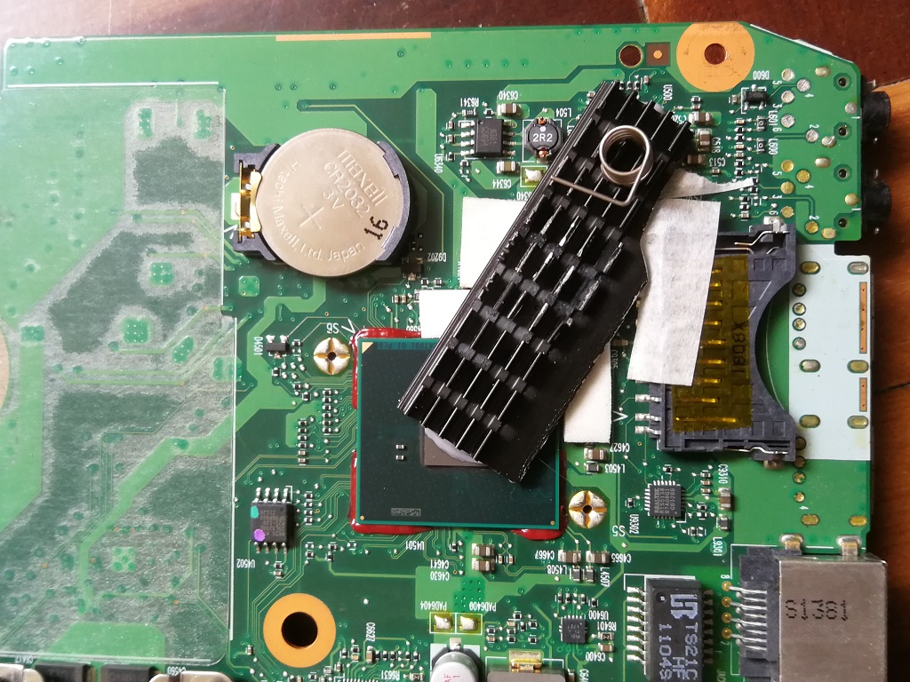 Lado posterior de la placa, dirección del integrado de sonido con pasta de conducción de calor