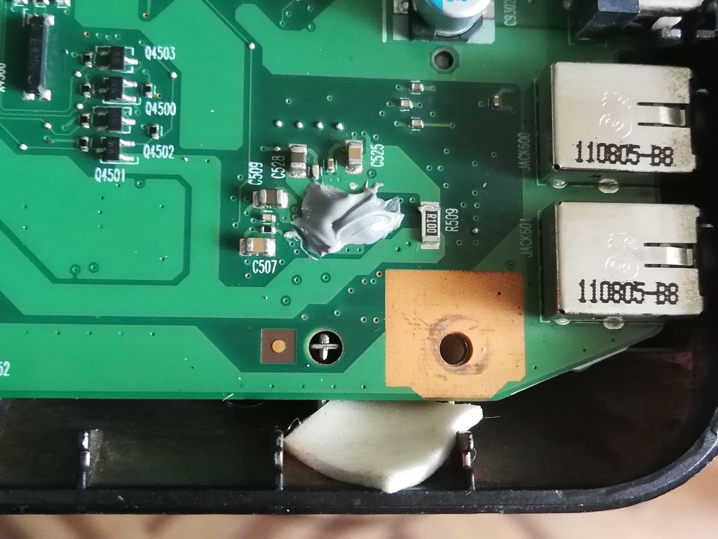 Lado posterior de la placa, dirección del integrado de sonido con pasta de conducción de calor
