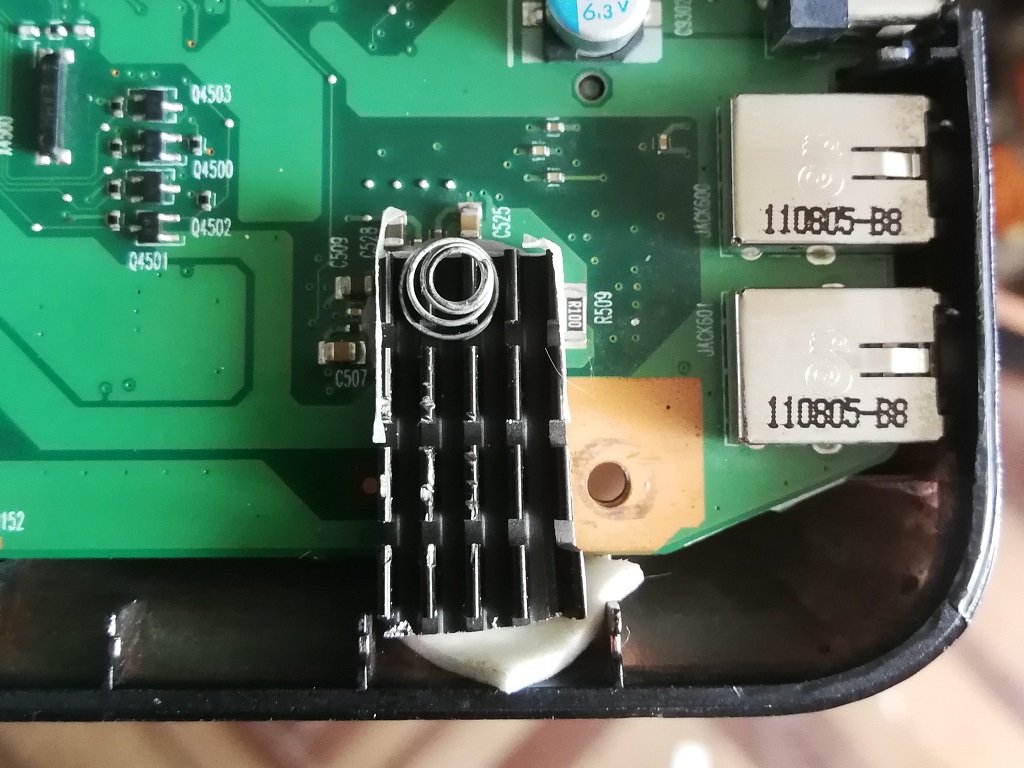 Disipador adherido y presionado con un resorte contra la tapa de la laptop